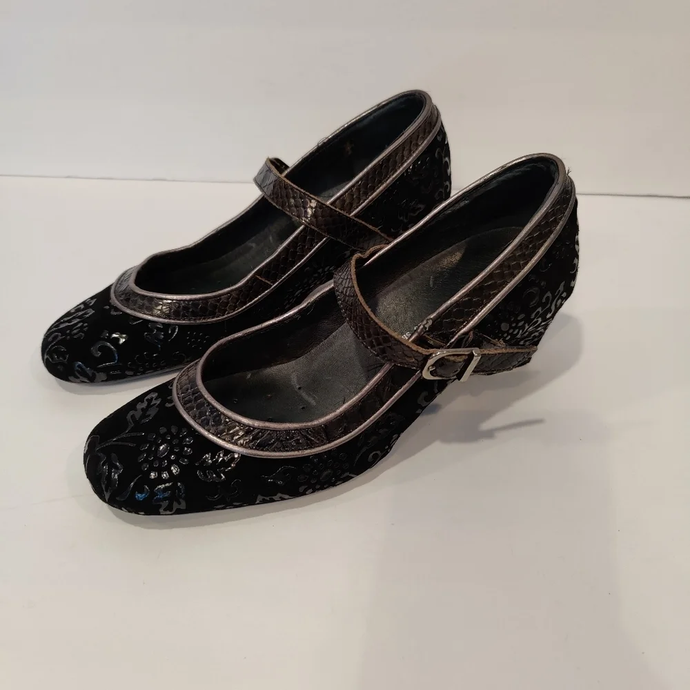 Kelle Comfort Yuki Floral Suede Pumps